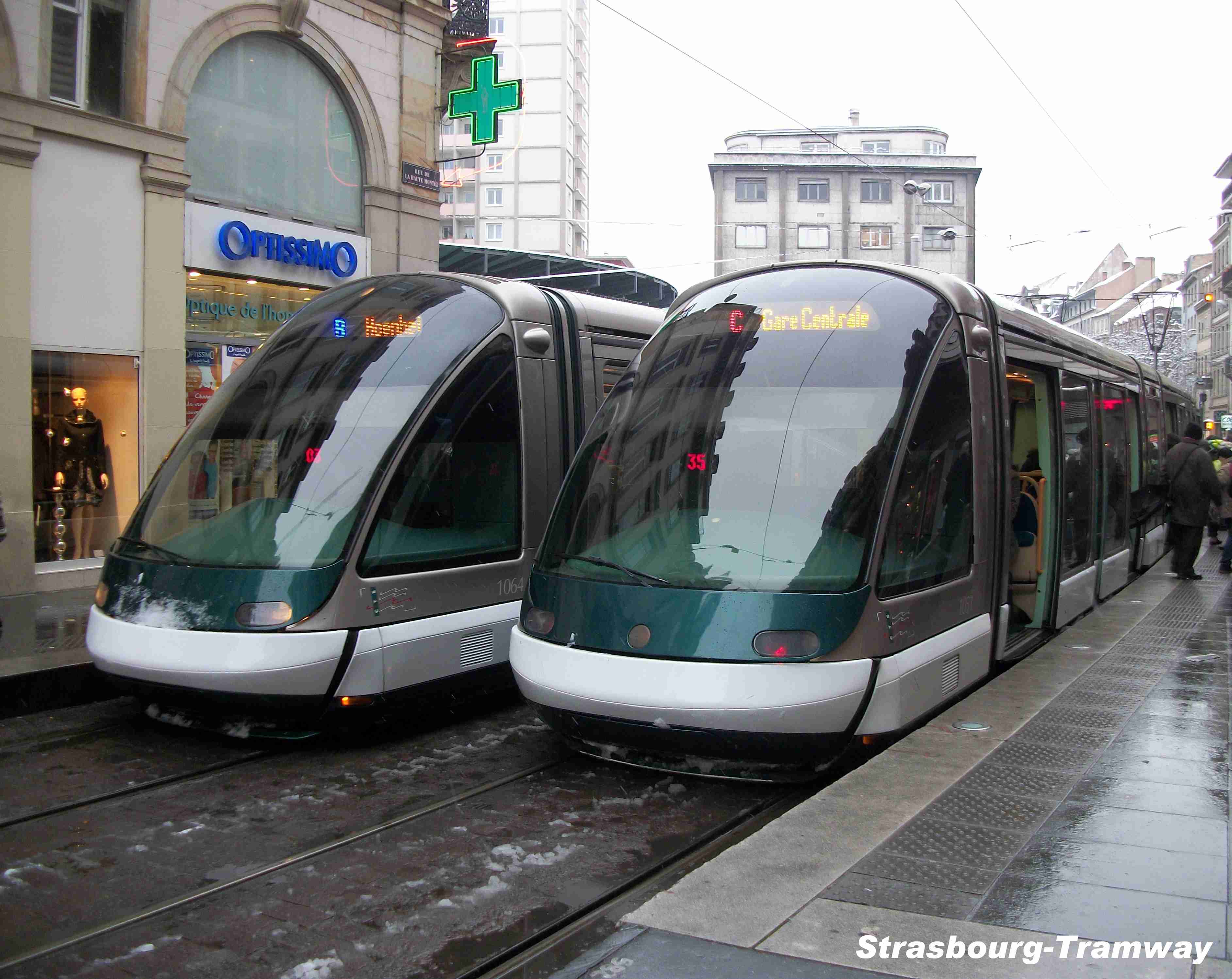 Les Eurotrams n� 1061 (ligne C) et 1064 (ligne B) se croisent � la station.